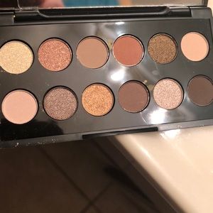 Eye shadow mini palette NEVER BEEN USED!